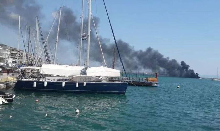 Συναγερμός στο Βόλο: Φωτιά σε ιστιοπλοϊκό σκάφος στην παραλία