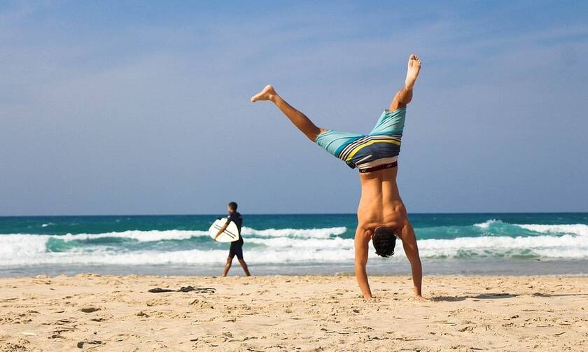Το γυμναστήριο ενός άνδρα μπορεί να είναι η παραλία - Τα αποτελέσματα θα είναι μοναδικά