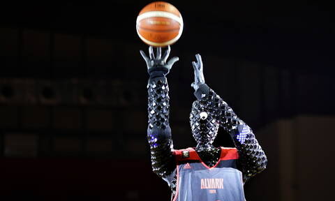 Έτοιμο για NBA: Ρομπότ βάζει 2.020 καλάθια στη σειρά και κάνει παγκόσμιο ρεκόρ (vid+pics)