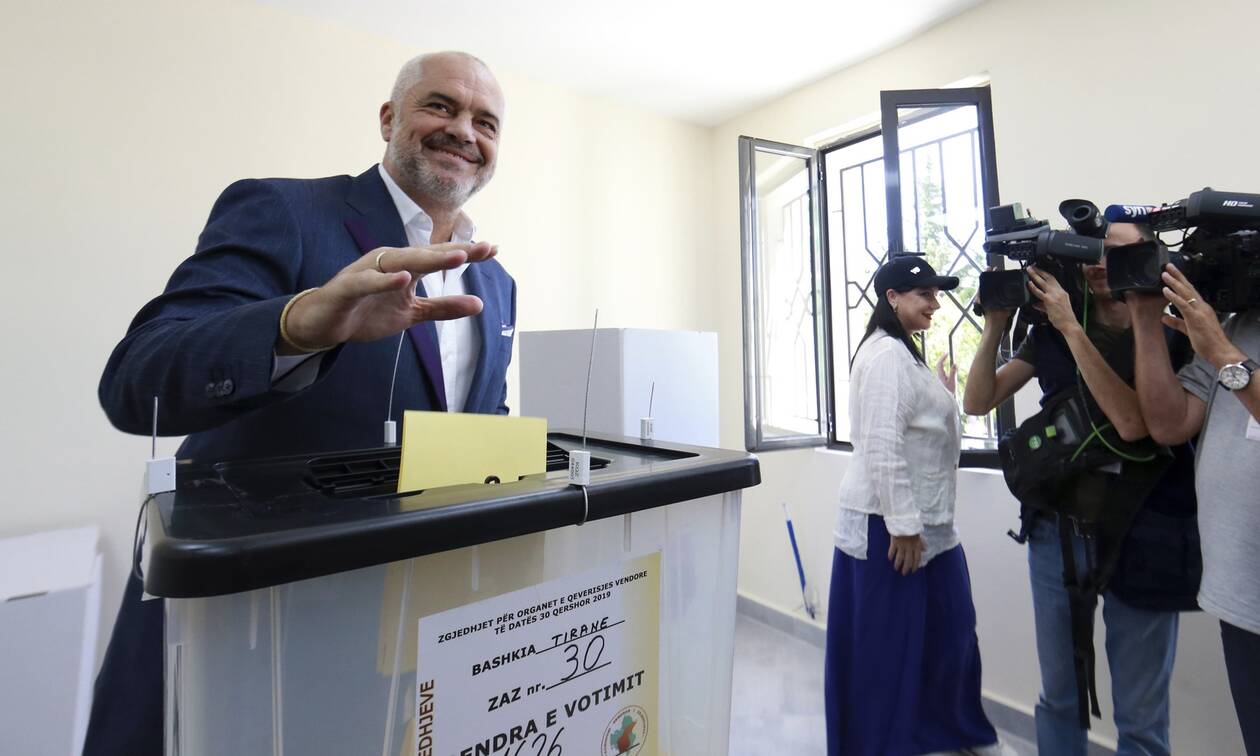 Εκλογές Αλβανία: To ντύσιμο του Έντι Ράμα τράβηξε τα βλέμματα (pics)