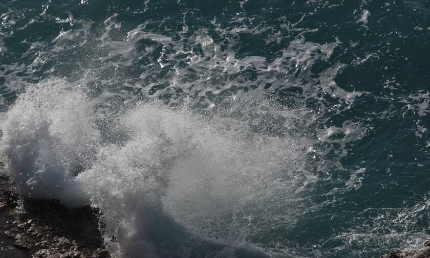 Κρήτη: Καρέ - καρέ η διάσωση τουρίστριας από τα μανιασμένα κύματα (vid)