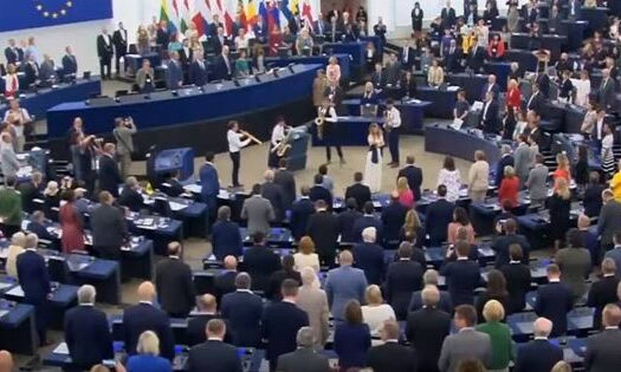 Σάλος στην Ευρωβουλή: Δείτε τι έκαναν βουλευτές κατά την ανάκρουση του ευρωπαϊκού ύμνου (vid)