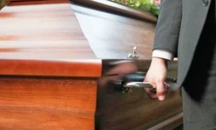 Εικόνες ΣΟΚ σε κηδεία: Άφωνοι οι συγγενείς - Δείτε τι συνέβη (pics)