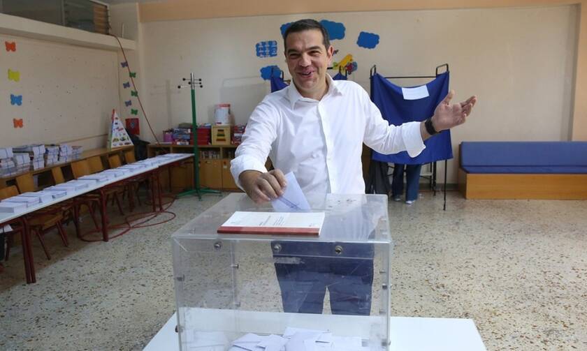 Εκλογές 2019: Με ένα κόκκινο τριαντάφυλλο ψήφισε ο Αλέξης Τσίπρας