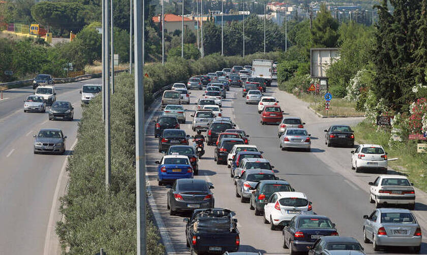 Κίνηση στους δρόμους: Ταλαιπωρία για χιλιάδες οδηγούς - Τεράστιες ουρές στην Αθηνών - Κορίνθου