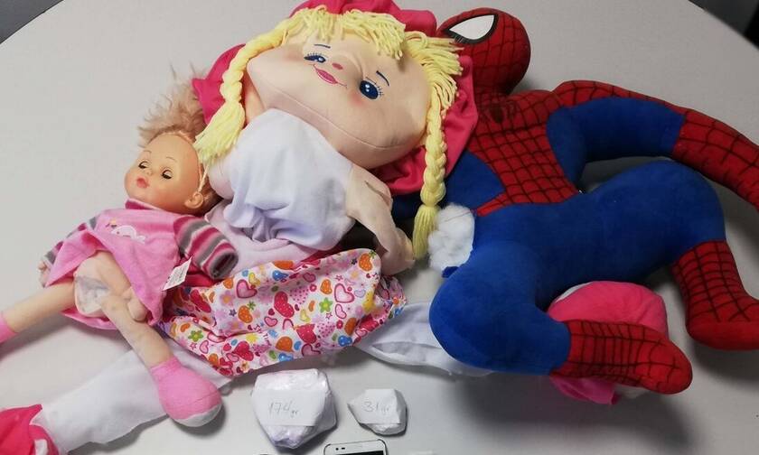 «Οικογενειακή επιχείρηση»: Διακινούσαν τα ναρκωτικά κρυμμένα μέσα σε παιδικές κούκλες