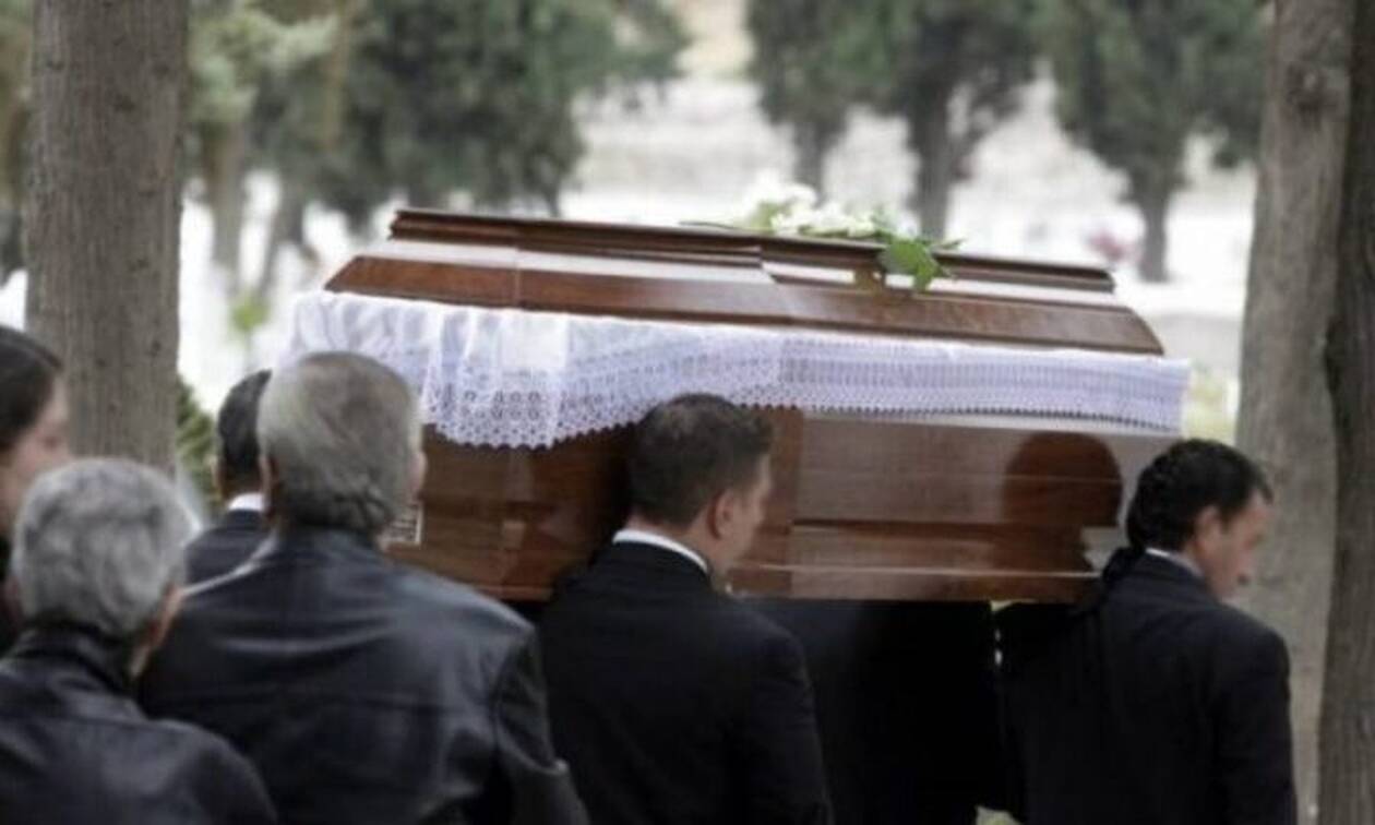 Κρήτη: Χαμός σε κηδεία - Άνοιξαν το φέρετρο και «πάγωσαν»