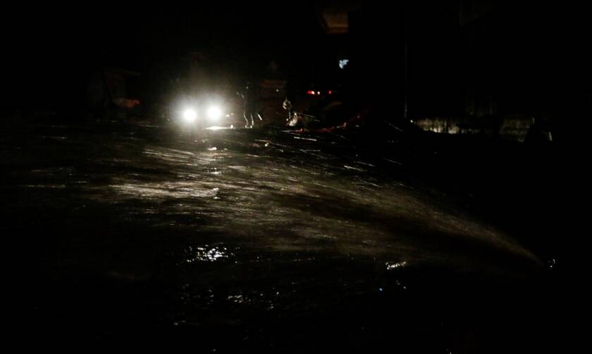 Καιρός: Ισχυρή βροχόπτωση στην Ναύπακτο - Πλημμύρισαν οι δρόμοι (pics&vid)