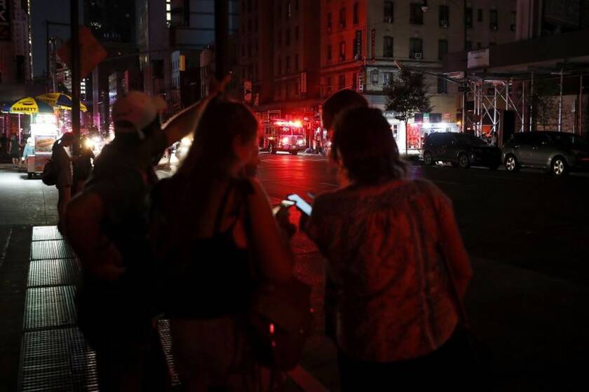 Χάος στη Νέα Υόρκη από μπλακ άουτ: Στο σκοτάδι η Times Square – Εγκλωβισμοί και προβλήματα