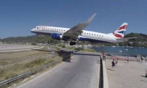 Σκιάθος: Αεροπλάνο περνά «ξυστά» πάνω από τουρίστες - Βίντεο σοκ