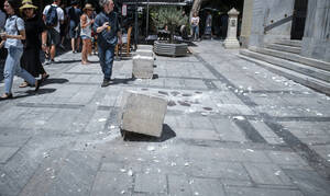 Σεισμός ΤΩΡΑ: Ζημιές σε δύο ναούς στο κέντρο της Αθήνας – Κατέρρευσε ο σταυρός 