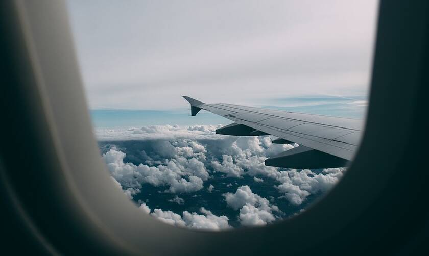 Τρόμος για επιβάτες αεροσκάφους: «Πάγωσαν» με αυτό που είδαν έξω από το παράθυρο (pics)