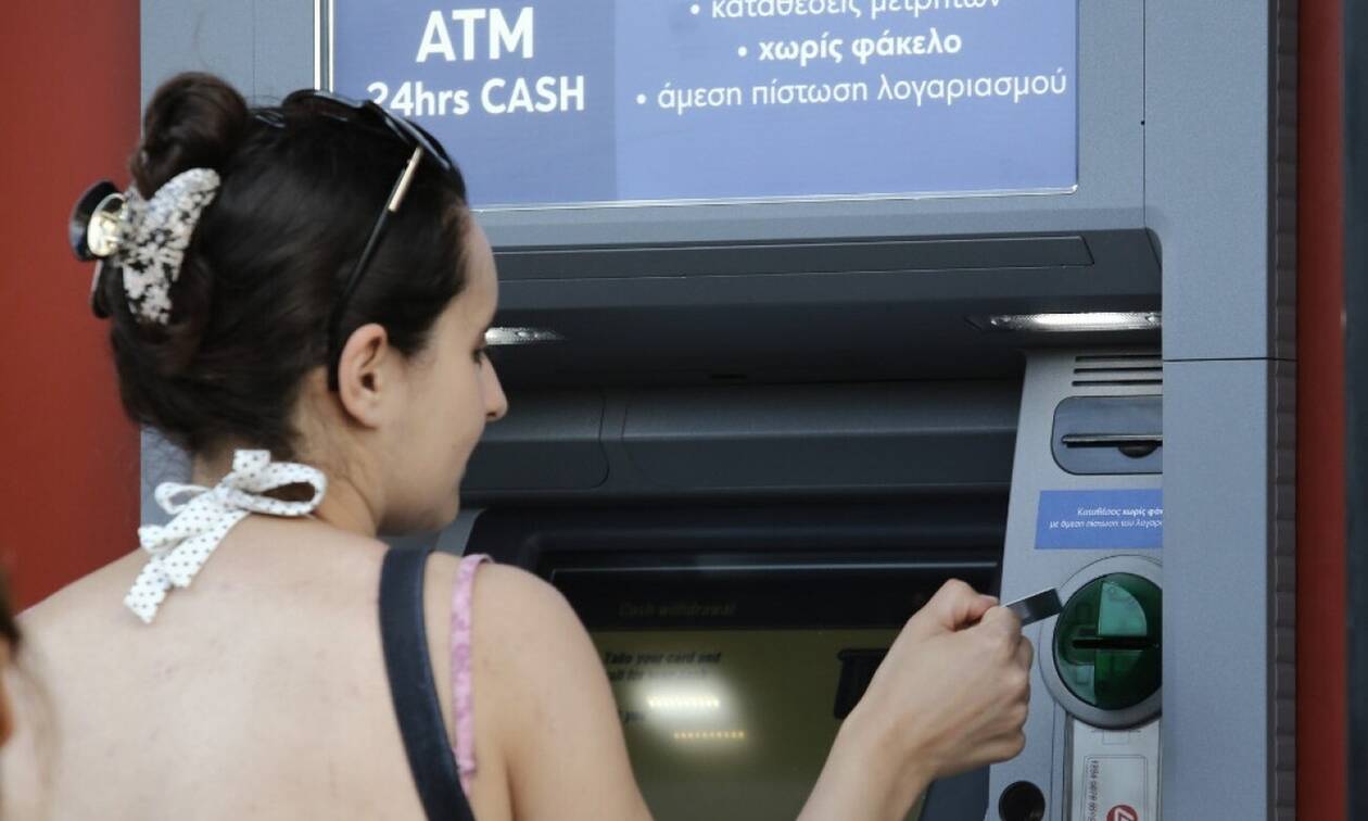 Χρεώσεις - «φωτιά» από σήμερα στα ΑΤΜ: Πόσο θα μας κρατάνε για αναλήψεις από άλλη τράπεζα