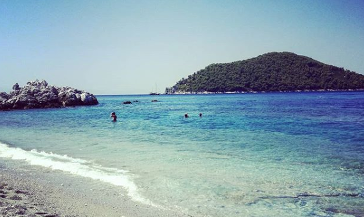 Σκόπελος: Η εξωτική παραλία με τα γαλαζοπράσινα νερά που θα σας μαγέψει (vid)