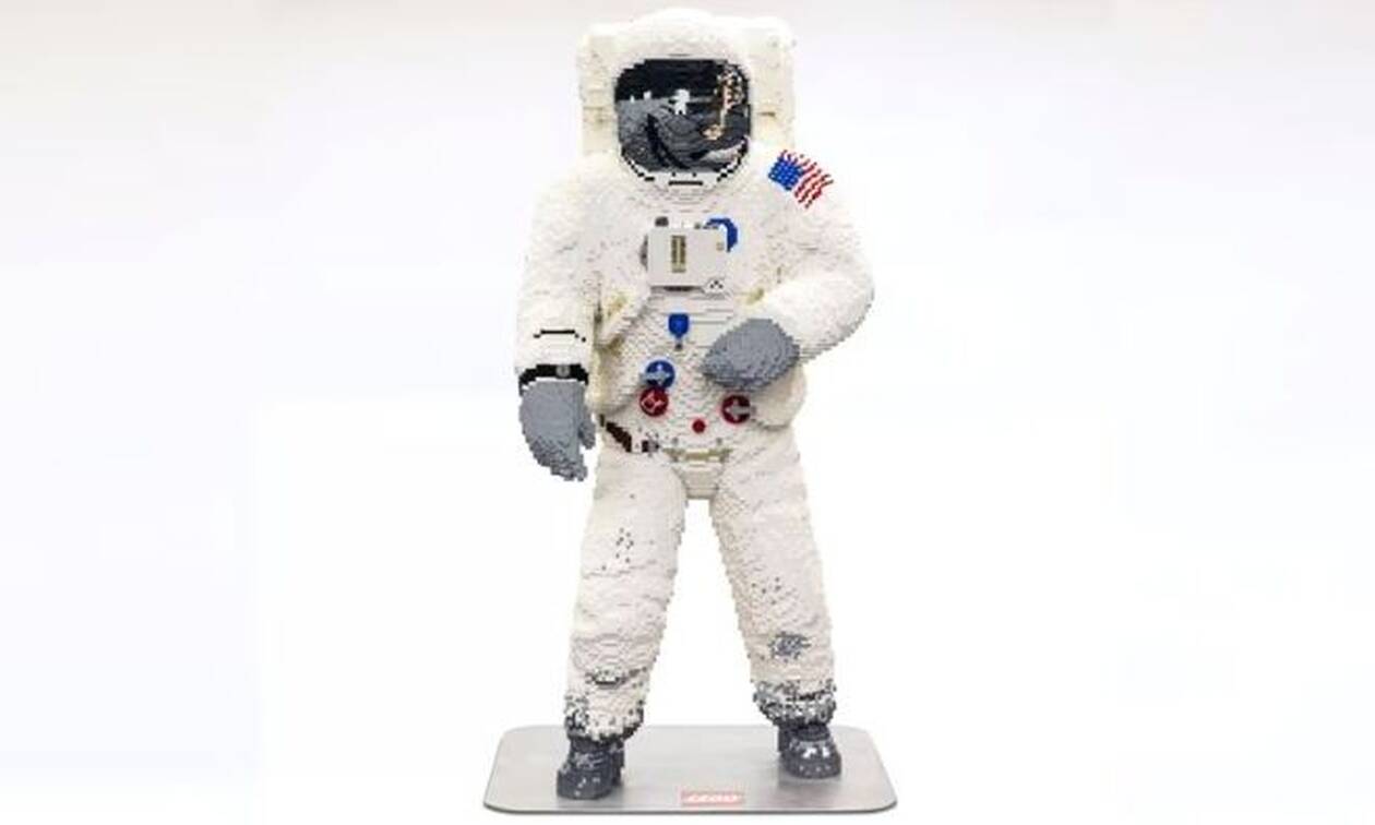 Εντυπωσιακό! Η στολή του αστροναύτη Μπαζ Όλντριν... από κυβάκια (vid)
