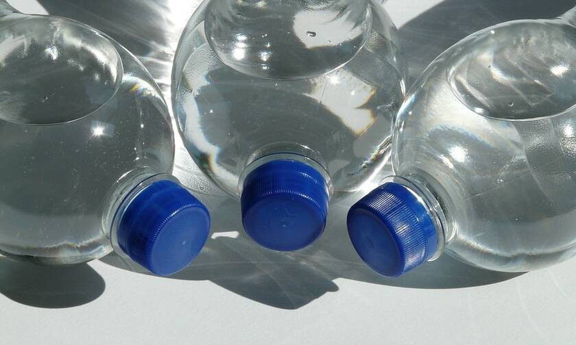 Bottle Cap Challenge: Όταν τα καπάκια γίνονται... εμμονή