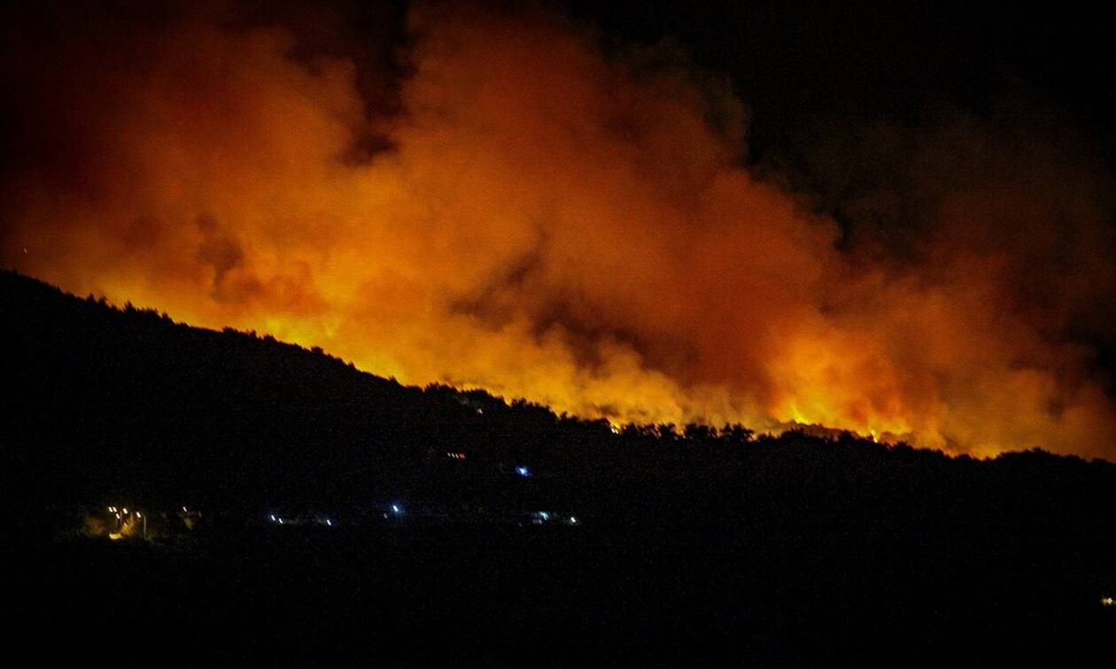 Φωτιά ΤΩΡΑ: Πύρινος εφιάλτης στην Τανάγρα - Ολονύχτια μάχη με τις φλόγες (pics+vid)