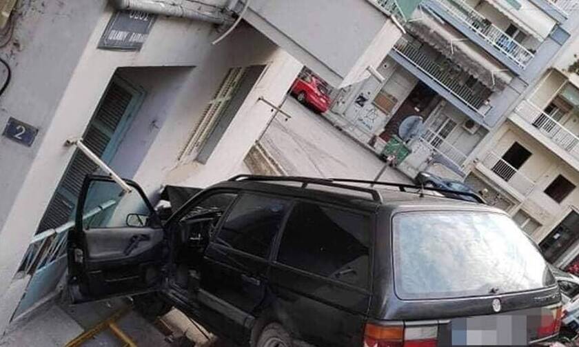 Τροχαίο - σοκ στη Θεσσαλονίκη: Αυτοκίνητο καρφώθηκε σε τοίχο