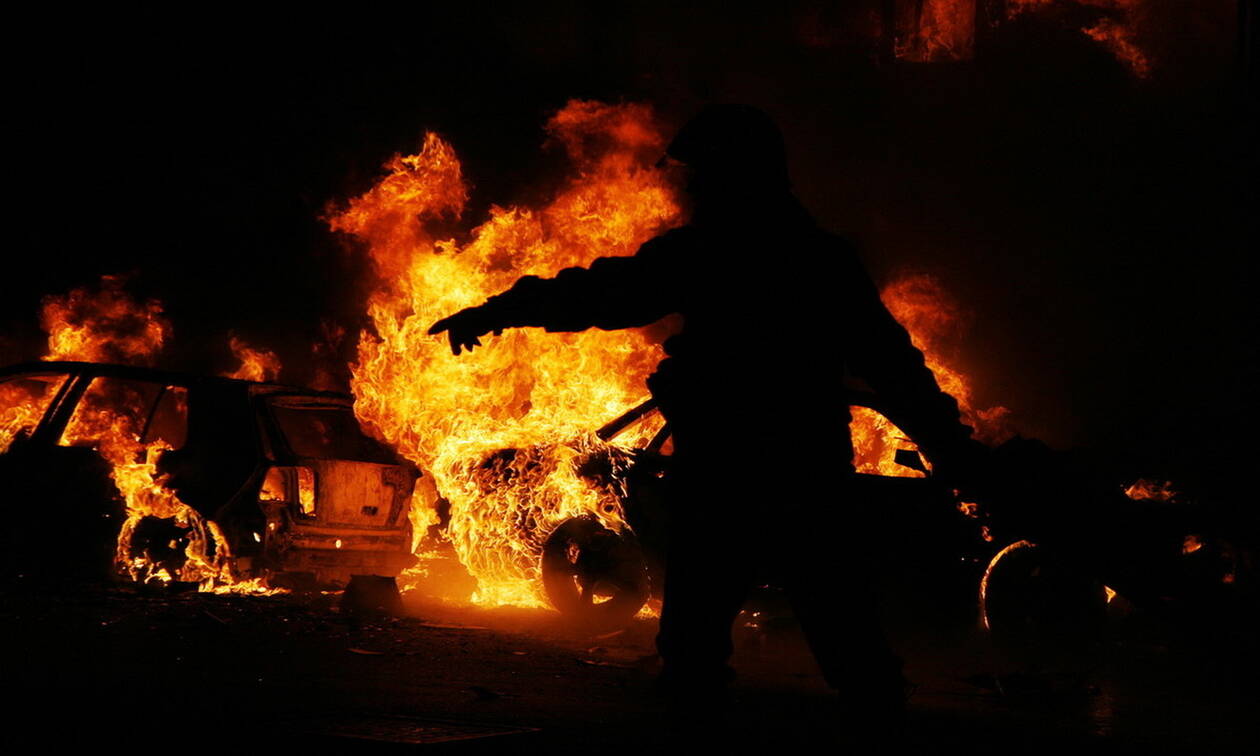 Αττική: Στις φλόγες αυτοκίνητα σε Βούλα και Γλυφάδα
