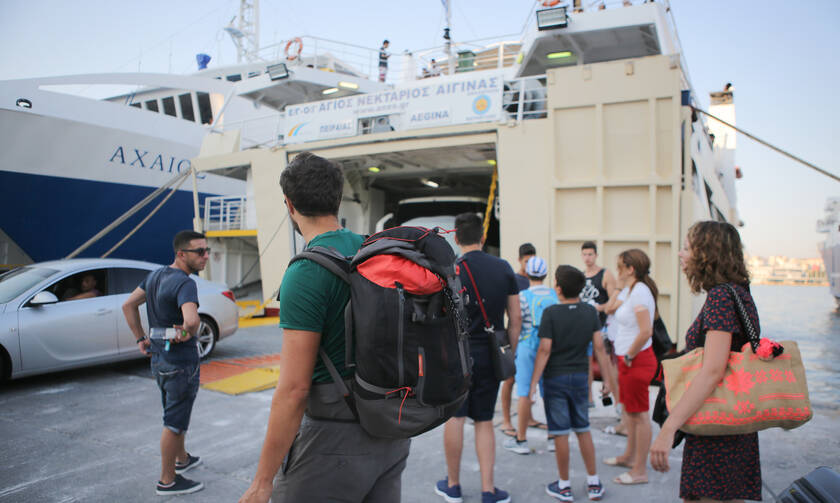 «Αδειάζει» η Αθήνα: Με πλοία, αεροπλάνα και… 40άρια εγκαταλείπουν την πρωτεύουσα