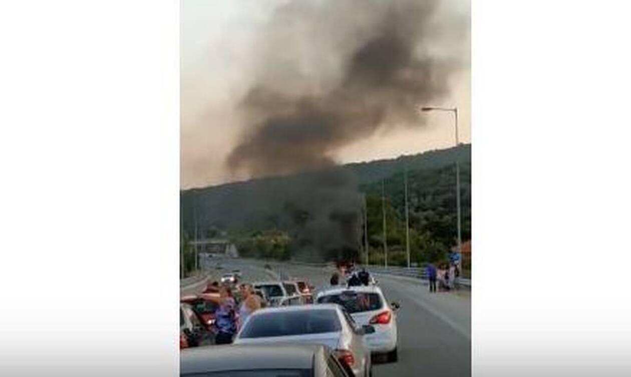 Συναγερμός στην Πυροσβεστική: Αυτοκίνητο τυλίχθηκε στις φλόγες στην Εγνατία Οδό (vid)