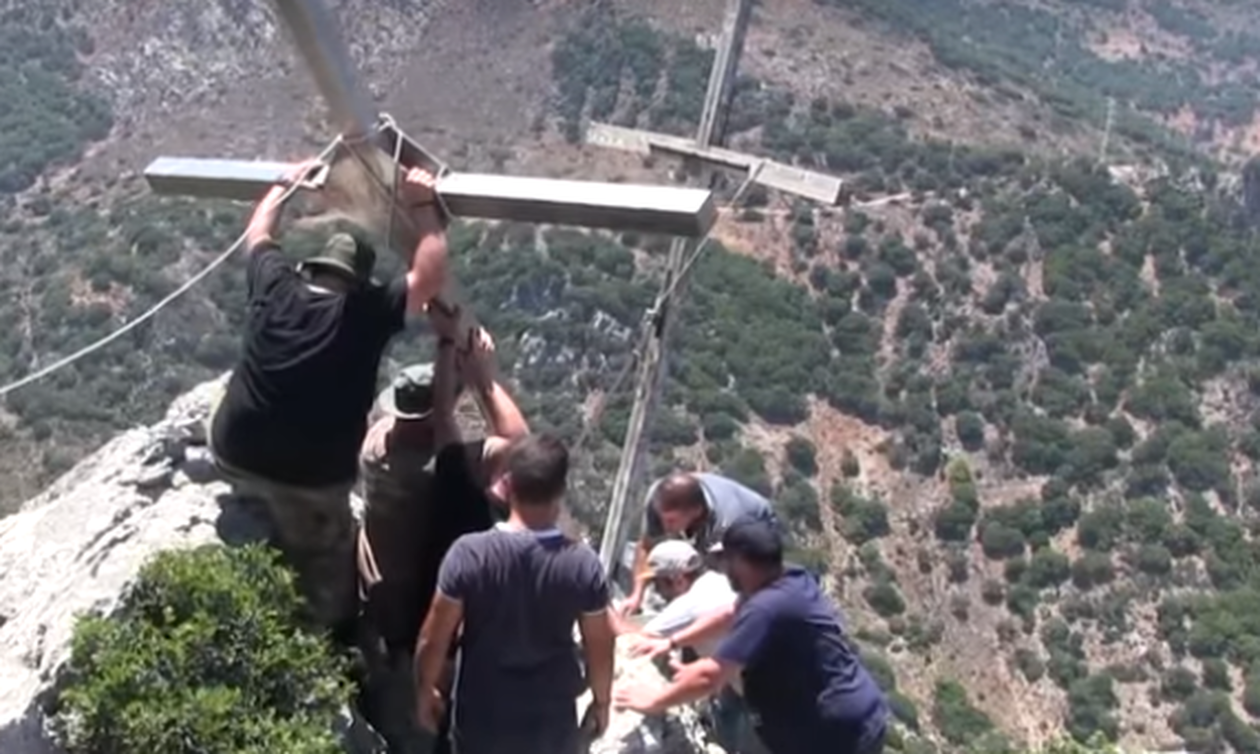 Απίστευτο βίντεο: Ανέβασαν και τοποθέτησαν σταυρό 100 κιλών σε βουνό (vid)