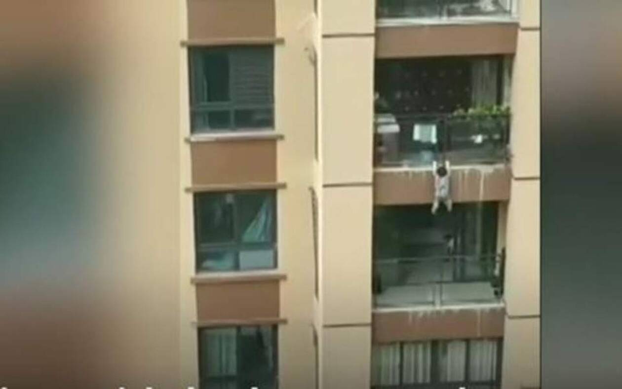 Απίστευτο βίντεο: Τρίχρονο αγοράκι πέφτει από τον 5ο όροφο και το πιάνουν με κουβέρτα 