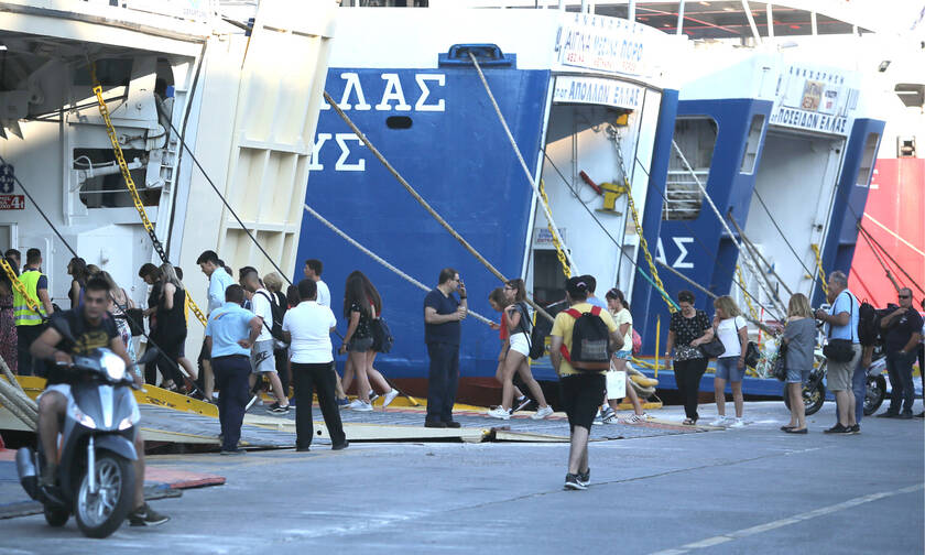 Η μεγάλη έξοδος του Αυγούστου: 10λεπτη παράταση στον απόπλου των πλοίων από Πειραιά