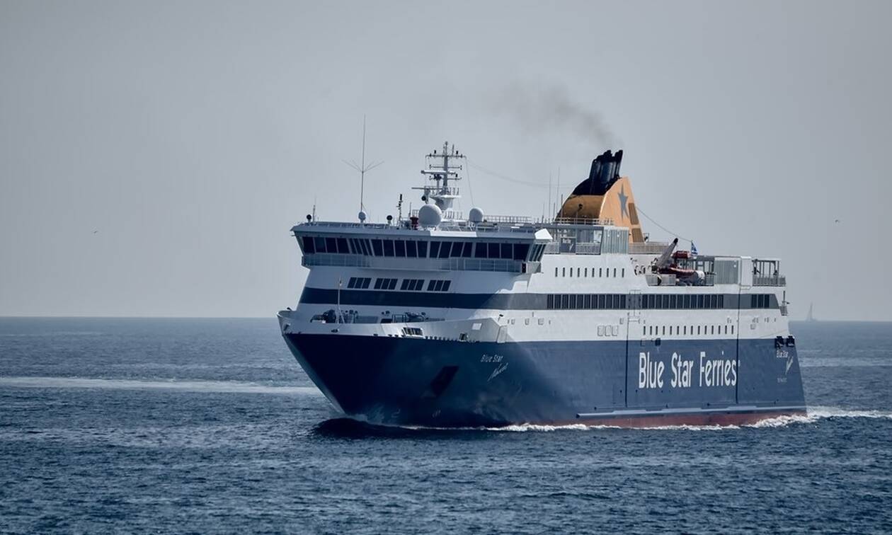 ΤΩΡΑ: Μηχανική βλάβη στο Blue Star Naxos – Μεταφέρει 1.365 επιβάτες 