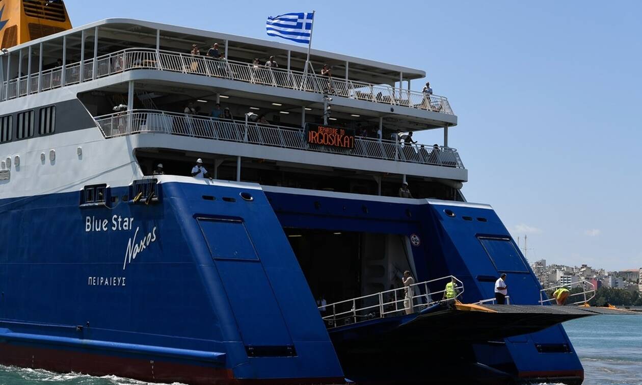 Έφτασε Πειραιά το Blue Star Naxos - Ταλαιπωρία για χιλιάδες ταξιδιώτες - Χάθηκε η 1η μέρα διακοπών