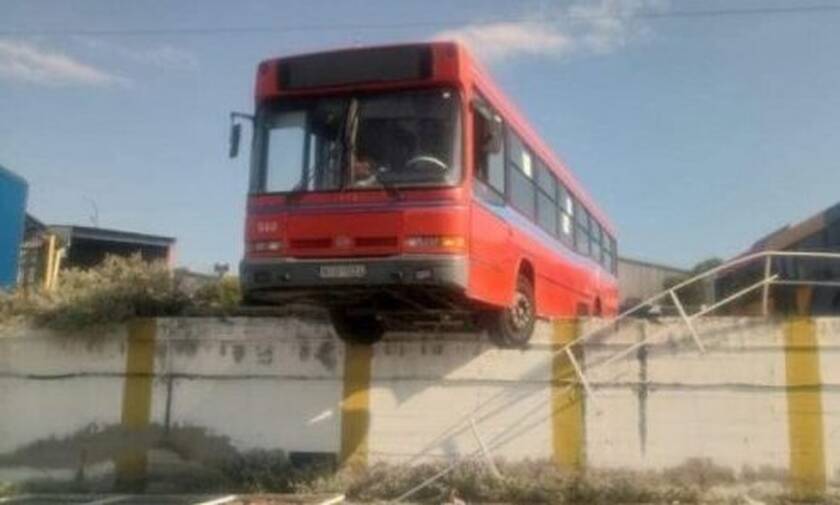 Τρόμος στην Θεσσαλονίκη: Έσπασαν τα φρένα στο λεωφορείο - Βγήκε εκτός δρόμου