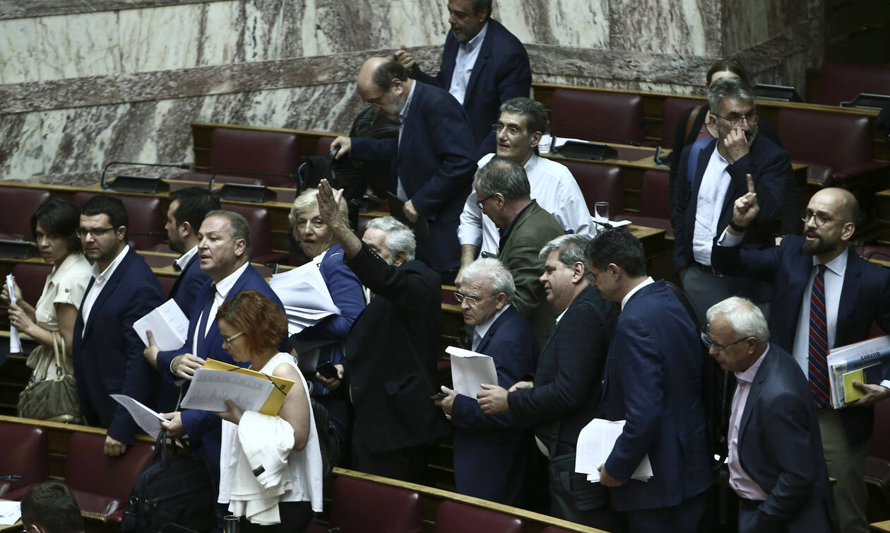 Ένταση στη Βουλή: Αποχώρησε σύσσωμη η αντιπολίτευση λόγω τροπολογιών του Βρούτση