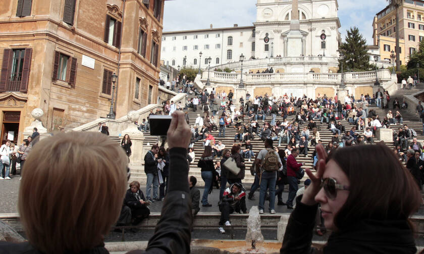 Πρωτοφανής κίνηση: Πού απαγορεύεται να κάθονται οι τουρίστες στη Ρώμη 