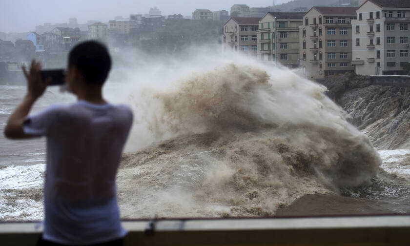 Κίνα: Ο τυφώνας Λέκιμα «σφυροκοπά» τη χώρα - Δεκάδες νεκροί και αγνοούμενοι (pics&vids)