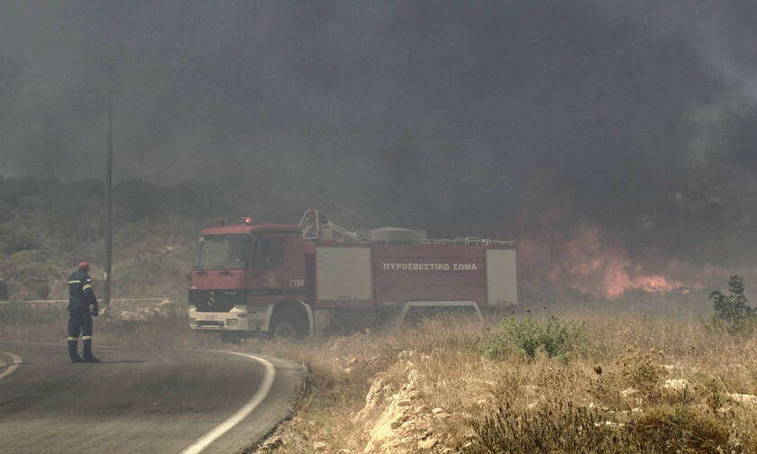 Φωτιά Ελαφόνησος: Μάχη με τις φλόγες και τους θυελλώδεις ανέμους– Εκκενώθηκε οικισμός
