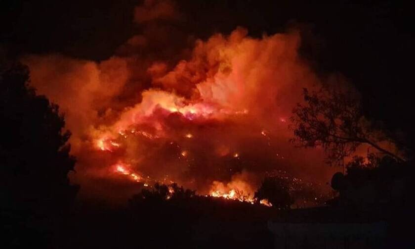 Άνοιξαν οι δρόμοι στον Υμηττό - Μάχη των πυροσβεστών να μη φτάσει η φωτιά στο δάσος Καισαριανής