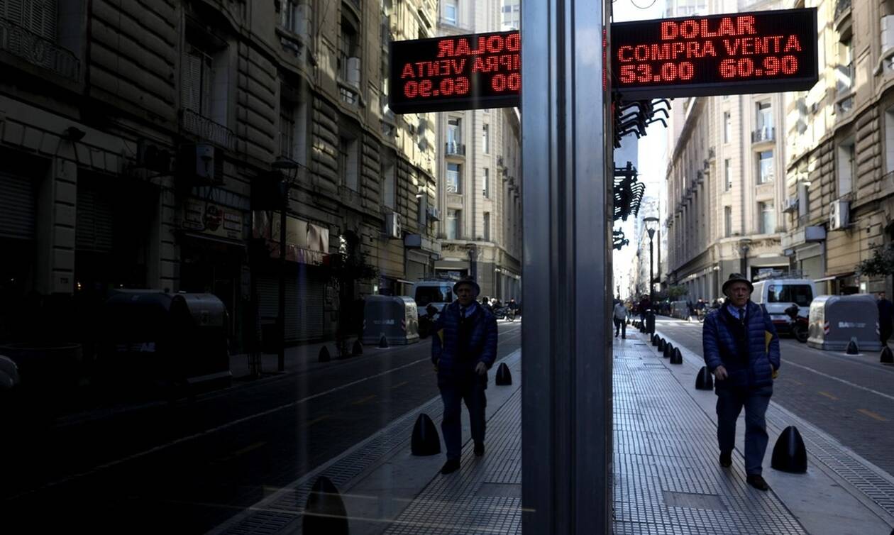 Αργεντινή: Οι οίκοι Fitch και S&P υποβάθμισαν την πιστοληπτική ικανότητα της χώρας