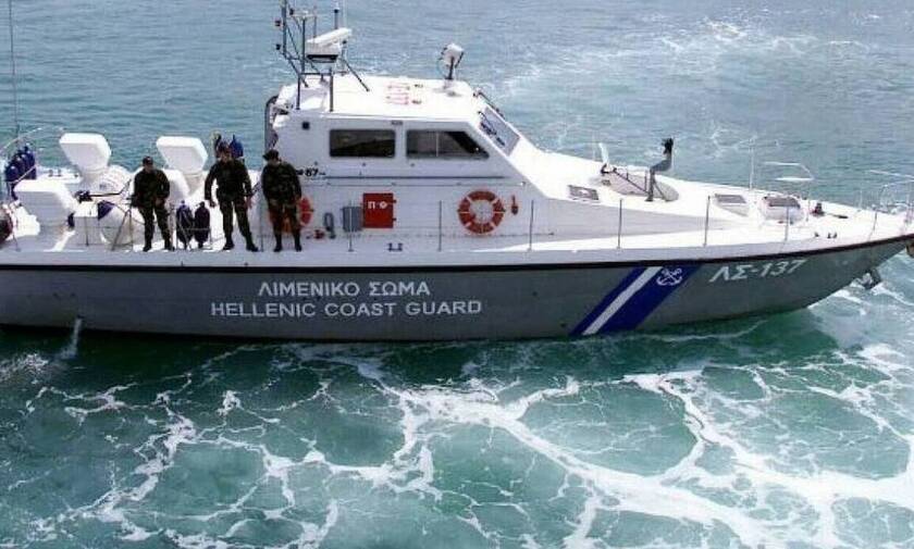 Επτά επιβάτες τουριστικού πλοίου τραυματίστηκαν στην Κάρπαθο από έντονο κυματισμό