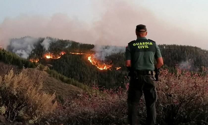 Γκραν Κανάρια: Πάνω από 4.000 άνθρωποι απομακρύνθηκαν από τη ζώνη της μεγάλης πυρκαγιάς που μαίνεται