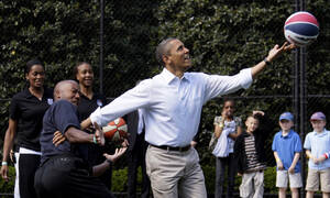 ΗΠΑ: Δείτε πόσο πουλήθηκε η φανέλα που έπαιζε μπάσκετ ο πρώην πρόεδρος Ομπάμα