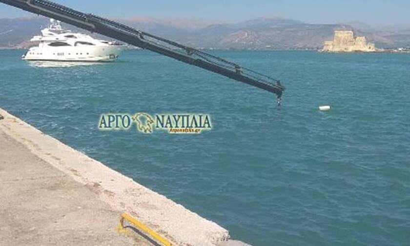 Ναύπλιο: Αυτοκίνητο έπεσε στη θάλασσα - Στο νοσοκομείο ο οδηγός (pics)