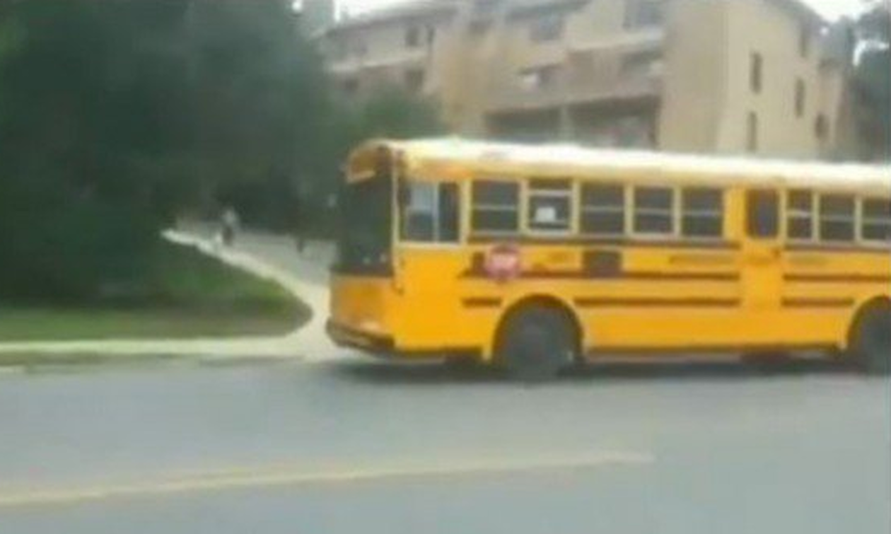 Το σχολικό λεωφορείο σταματάει και αυτό που κάνουν οι άλλοι οδηγοί φαντάζει… αδιανόητο! | ΒΙΝΤΕΟ