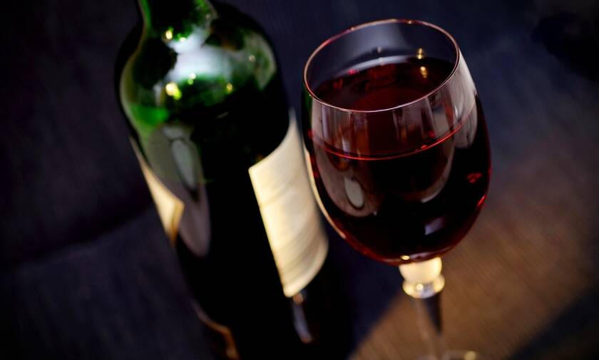 Ένα ποτηράκι κόκκινο κρασί το βράδυ βοηθά στη μείωση του βάρους