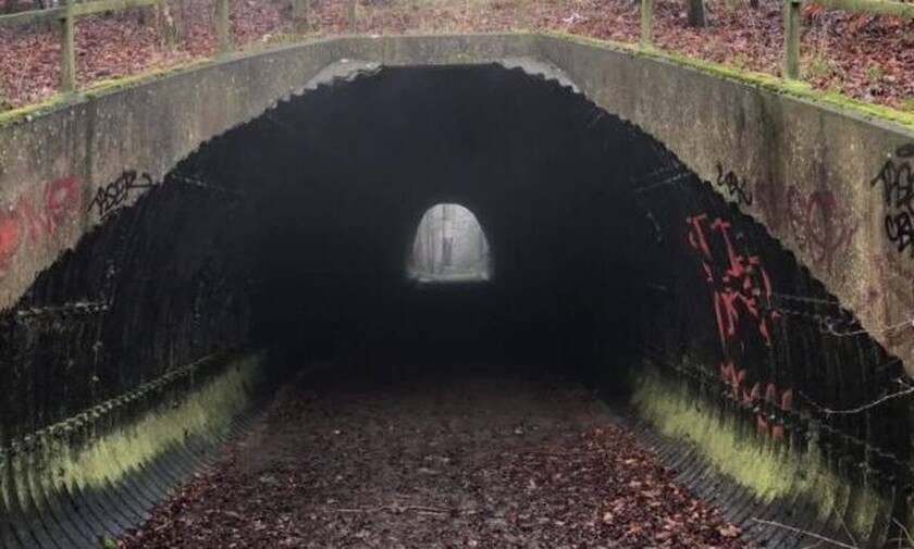 Η σοκαριστική στιγμή που φάντασμα εμφανίζεται μέσα σε ένα τούνελ! 