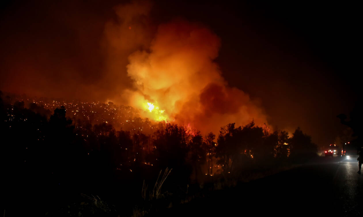 Φωτιά στον Διόνυσο - Συναγερμός στην Πυροσβεστική (pics&vid)