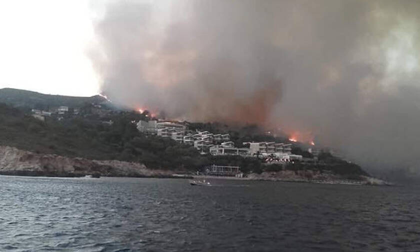 Φωτιά ΤΩΡΑ στη Σάμο: Εκκενώθηκαν τέσσερα ξενοδοχεία στον Μεσόκαμπο - Στην παραλία γύρισαν οι φλόγες