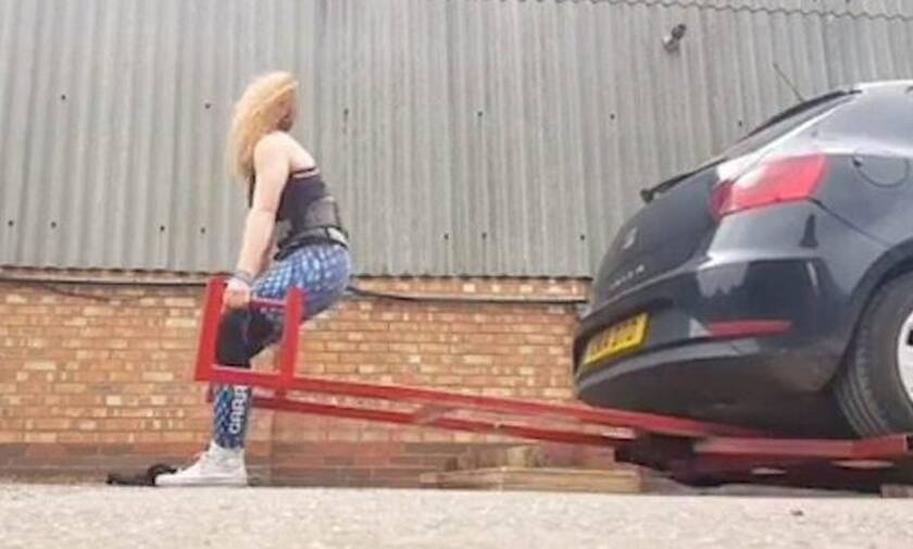 Γυναίκα μια σταλιά σηκώνει ολόκληρα… αυτοκίνητα! Δείτε το απίστευτο βίντεο