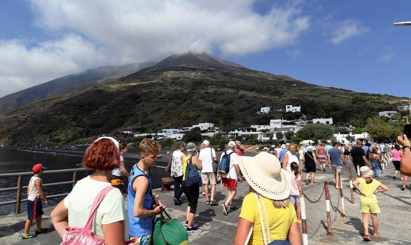 Συγκλονιστικές εικόνες: ΣΟΚ σε σκάφος με τουρίστες την στιγμή της έκρηξης του ηφαιστείου Στρόμπολι