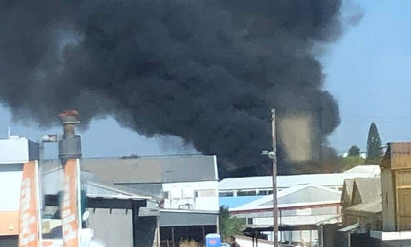 Κύπρος: Πυρκαγιά στον Στρόβολο - Ψάχνουν για εγκλωβισμένο μέσα στο φλεγόμενο εργοστάσιο
