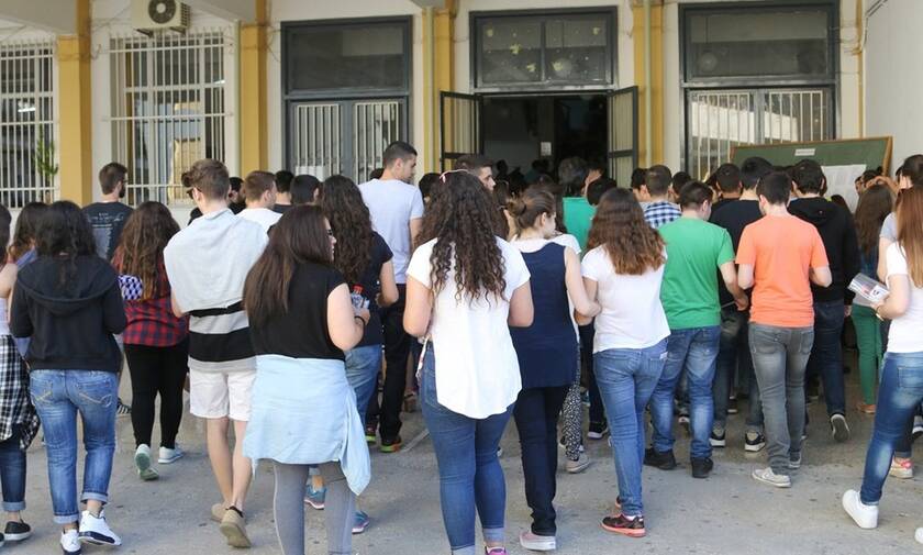 Κύπρος: Εκτός σχολείων οι ψεύτικες βλεφαρίδες και τα μούσια - Τι εξετάζει το υπουργείο Παιδείας
